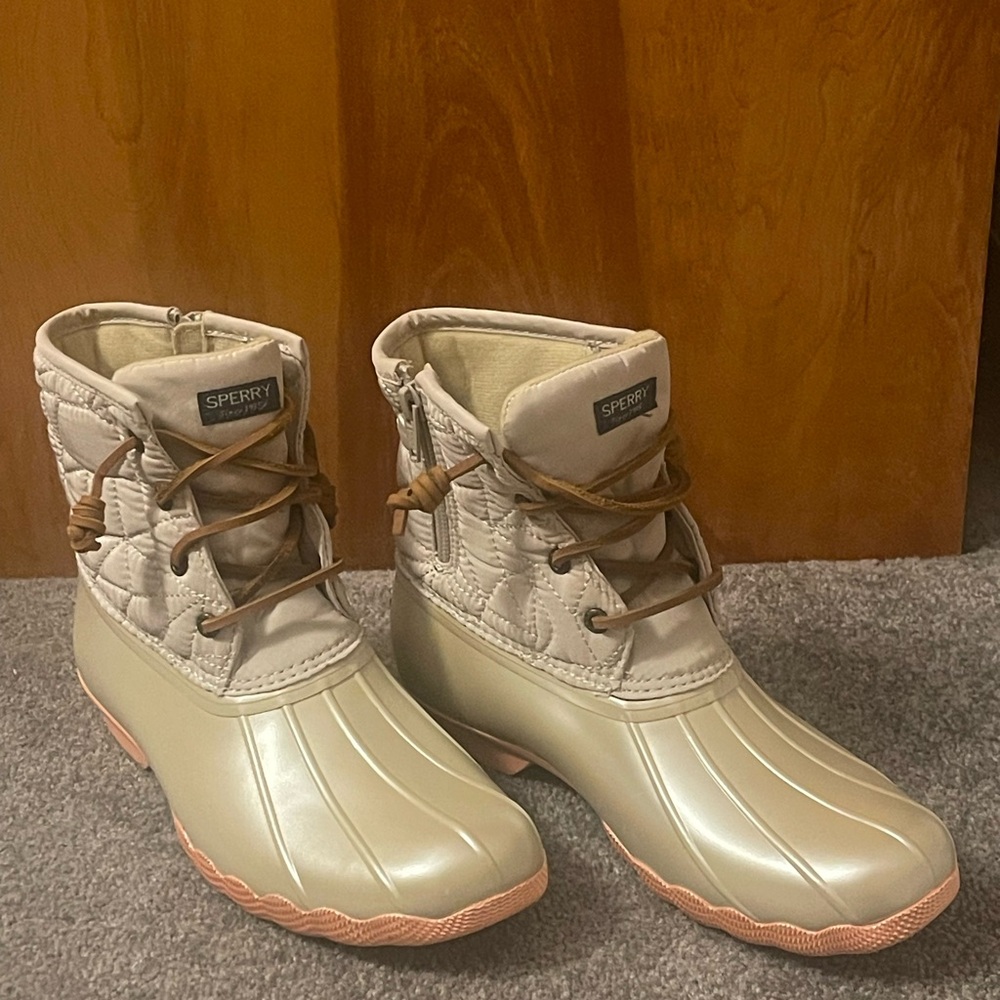 Sperry Rain Boots • Insulated Waterproof Design •
WORN ONCE ⭐️ LIKE NEW